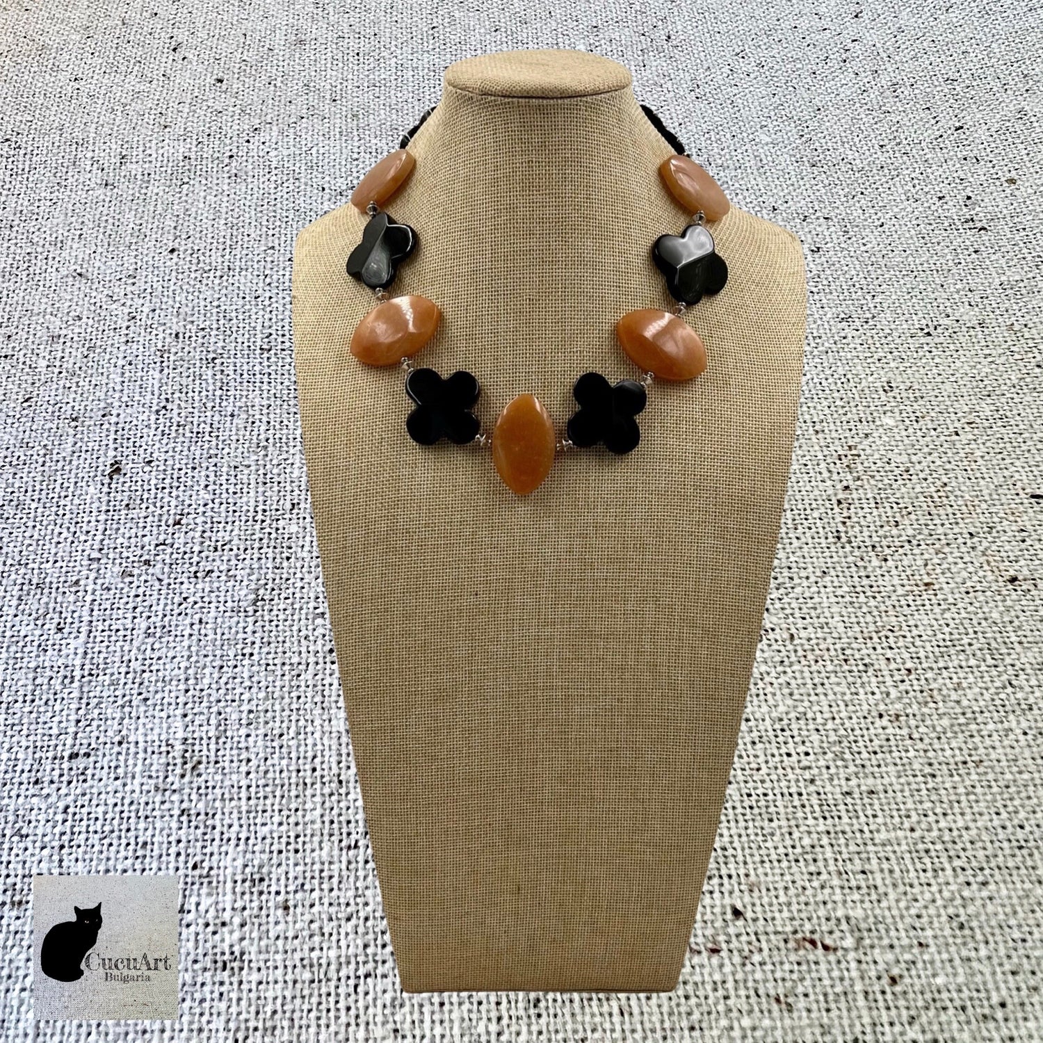 Vista de collar sobre maniquí