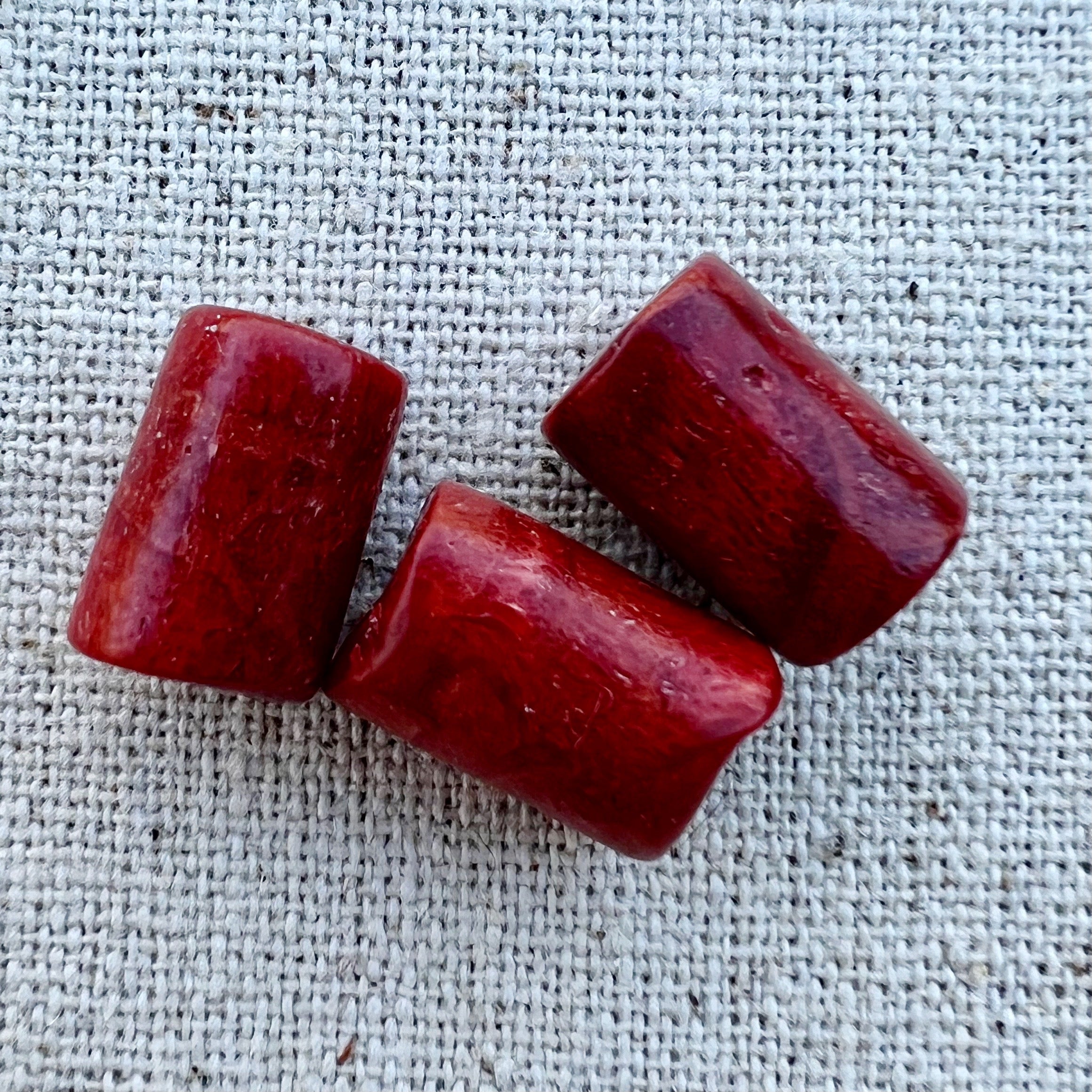 Detalle de las cuentas de coral manzana