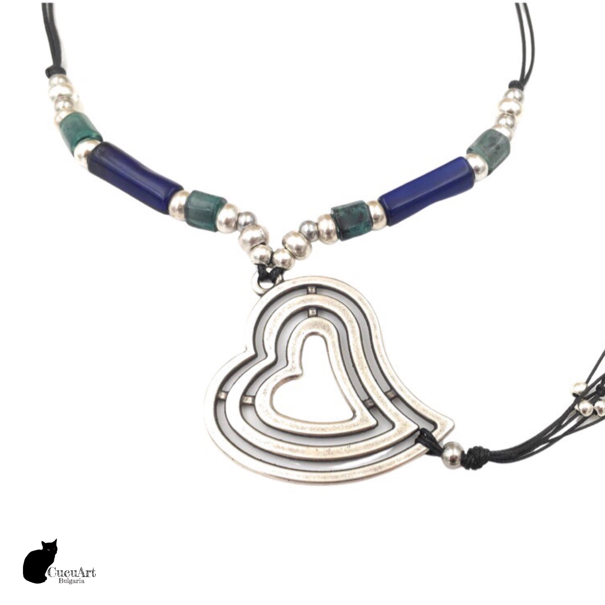 Collar ajustable con corazón de zamak y cuentas de resina. Hecho a mano por CucuArt - CucuArt