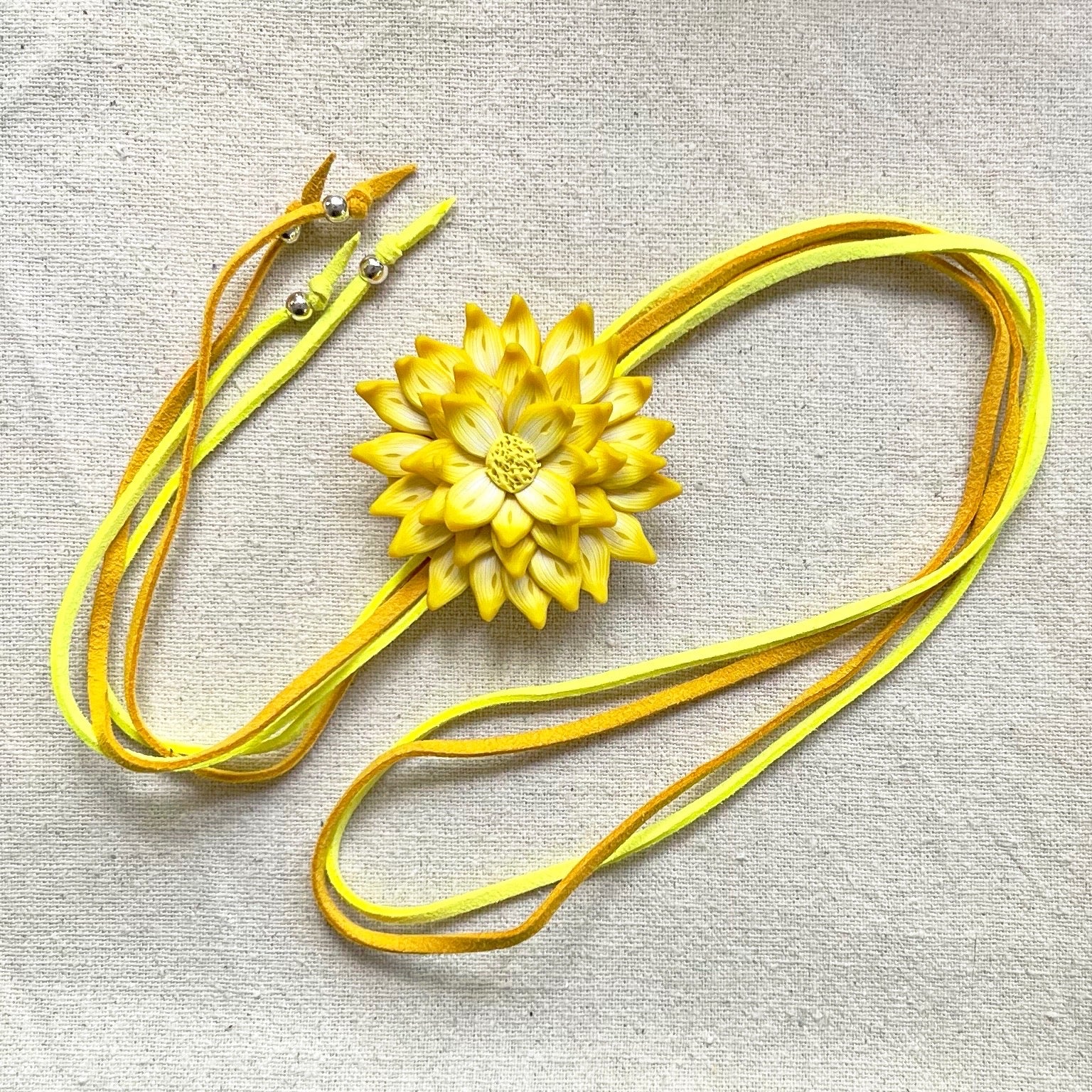 Collar con flor amarilla