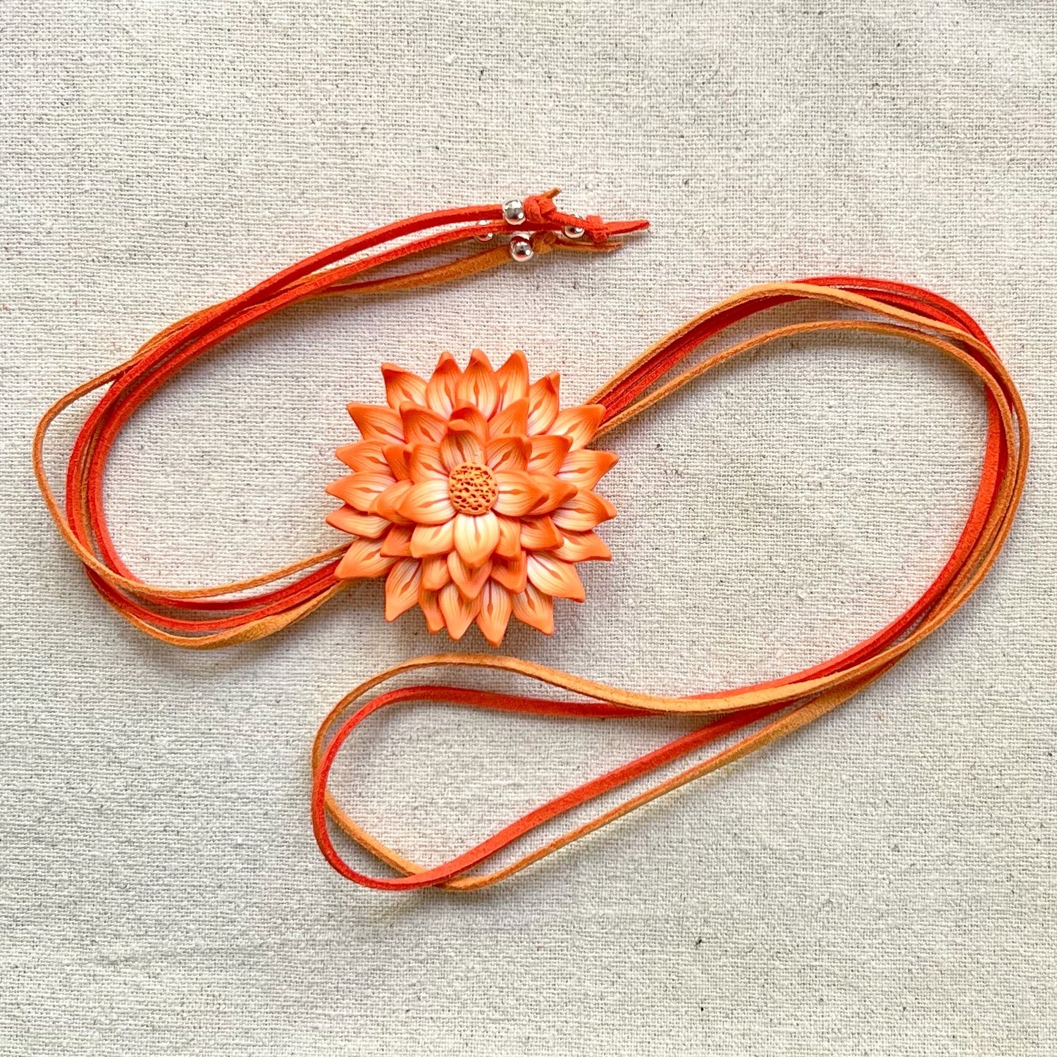 Collar con flor naranja