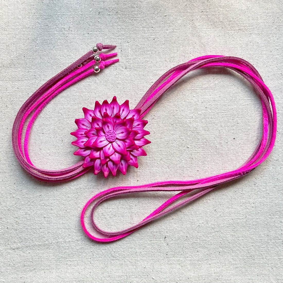 Collar con flor rosa