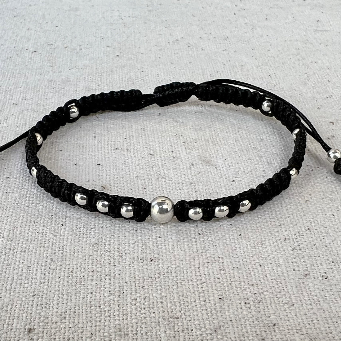 Pulsera negra y plata