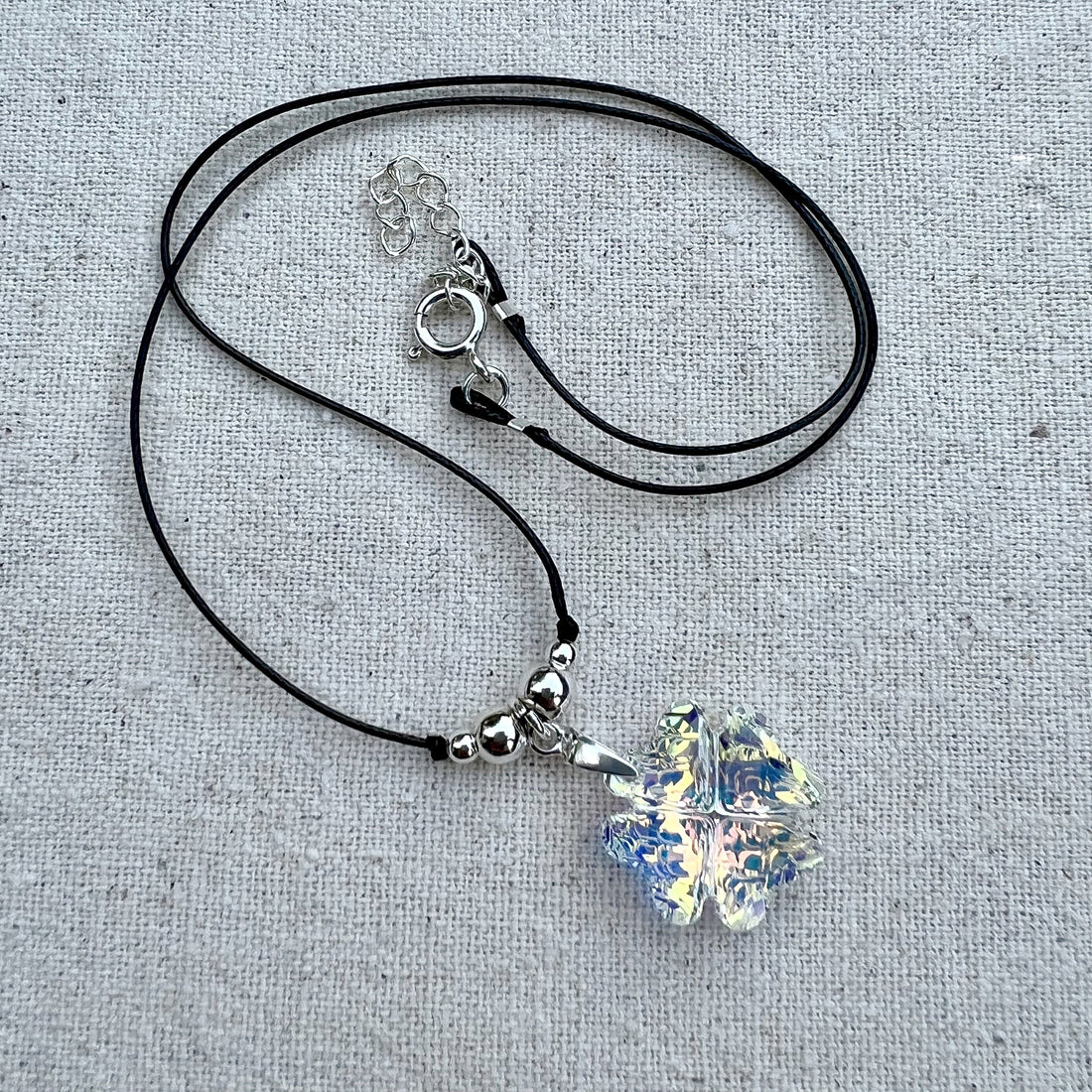 Colgante de Plata de Ley y Trébol de Cristal Tallado. Hecho a mano por CucuArt