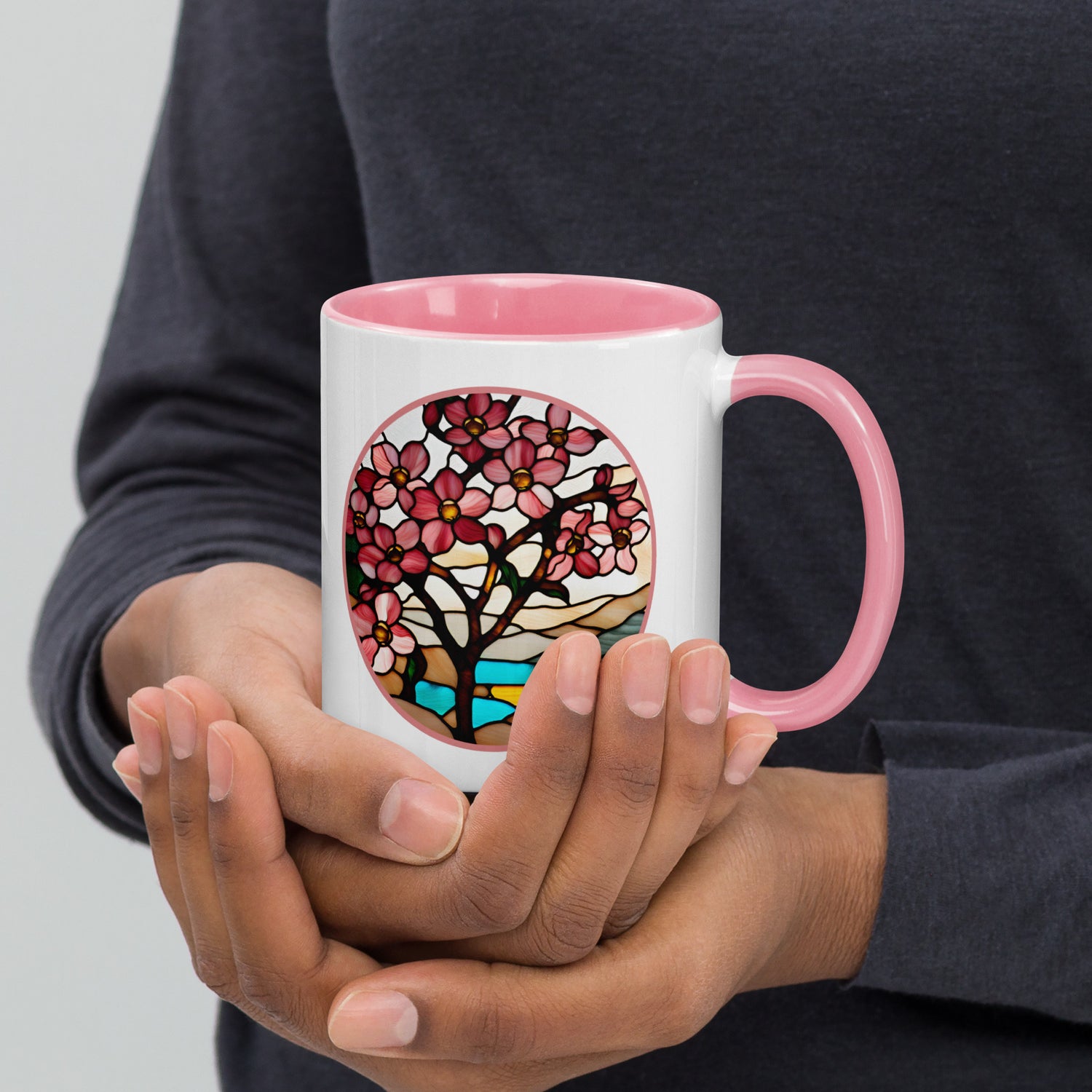 Vista de la taza en las manos