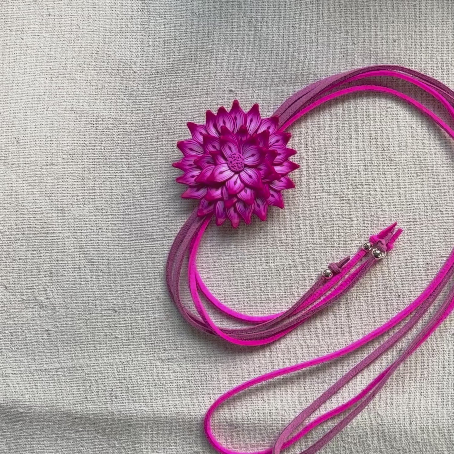 Vídeo con detalles del collar flor