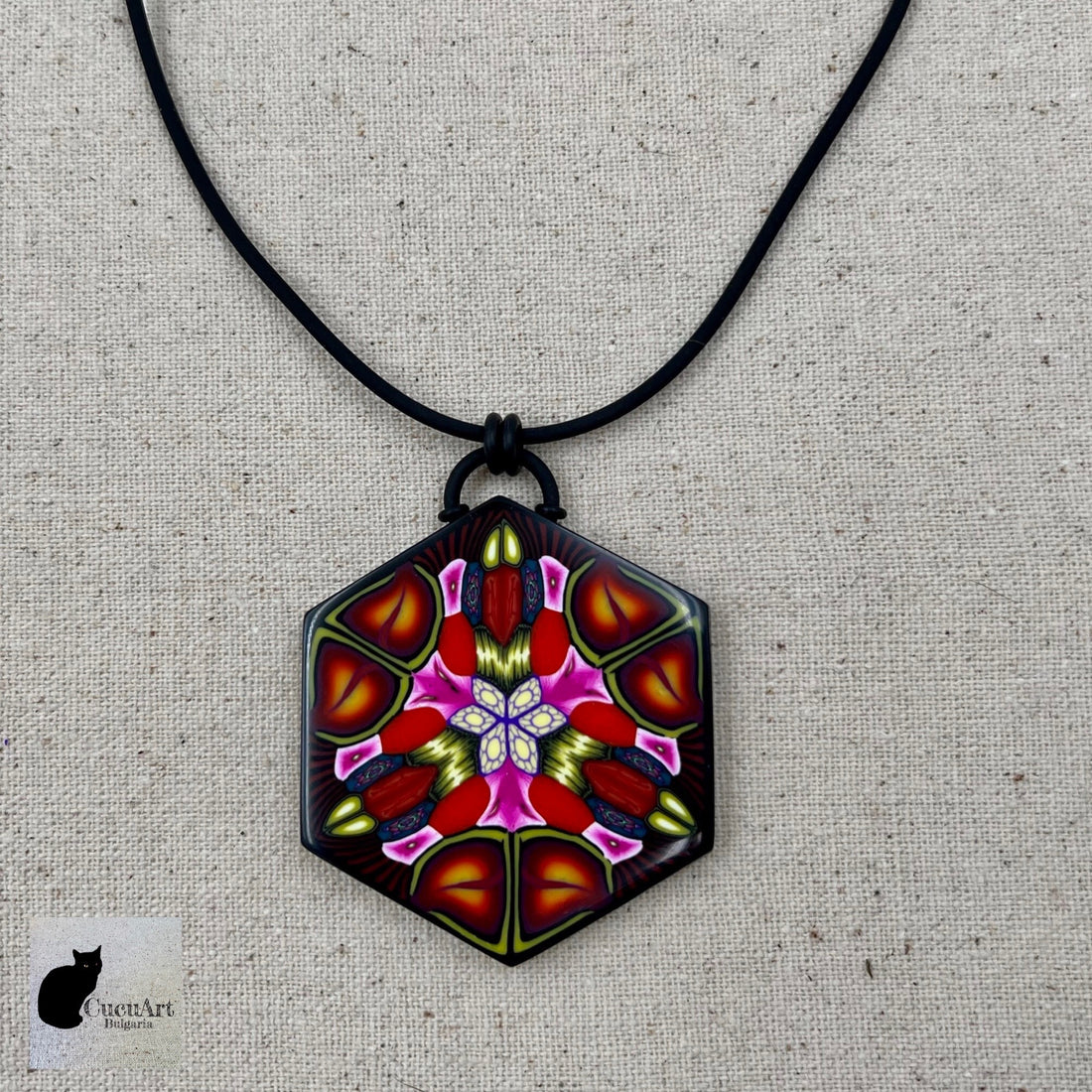 Colgante de arcilla polimérica con cordón de caucho