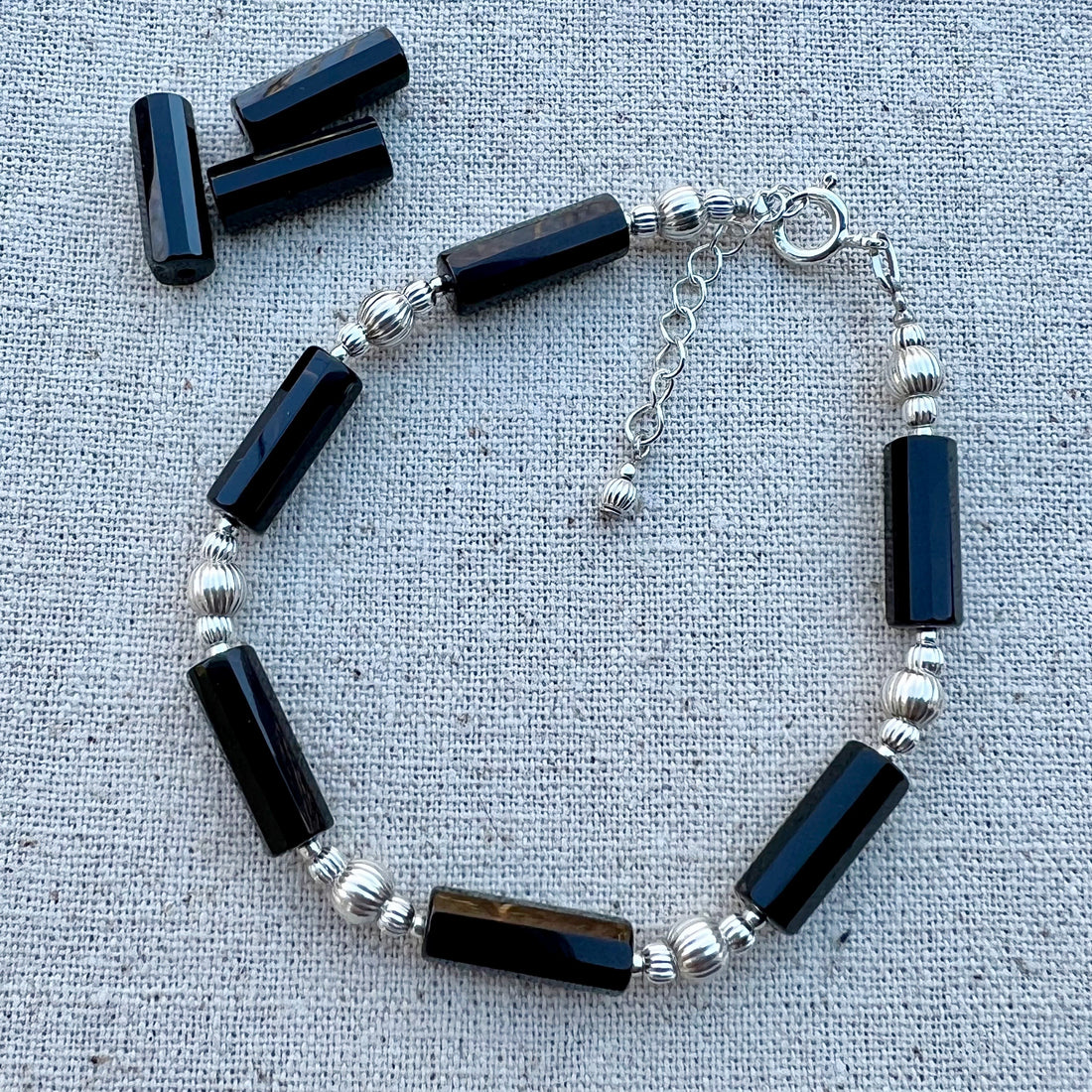 Pulsera de Obsidiana y Plata de Ley. Hecho a mano por CucuArt - CucuArt