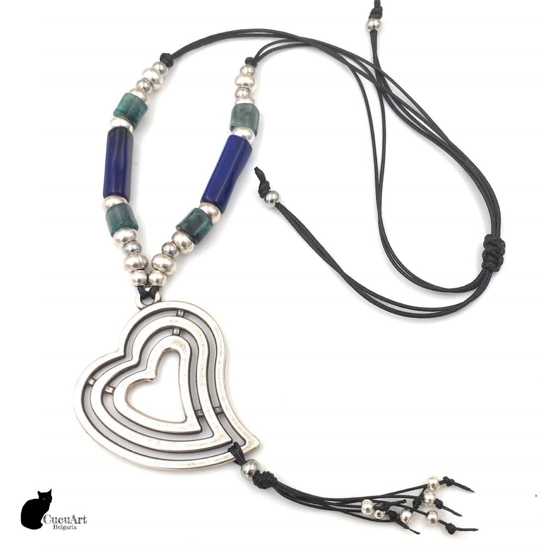 Collar ajustable con corazón de zamak y cuentas de resina. Hecho a mano por CucuArt - CucuArt
